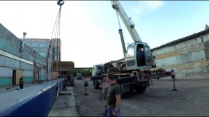 Начали разбирать стрелу, вытягиваем три секции из основной. Автокран Галичанин КС-65713-1.