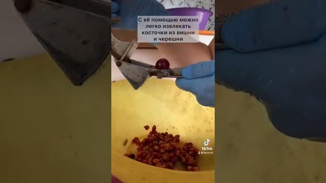 Как избавиться от косточек в вишне? Чеснокодавилкой! смотреть онлайн