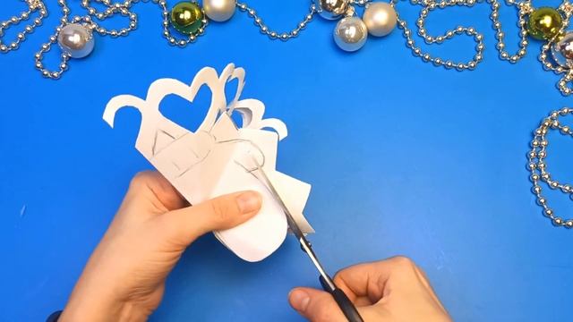 Как сделать СНЕЖИНКУ из бумаги своими руками? Схема вырезания #Снежинки рукавички / SNOWFLAKE pape смотреть онлайн