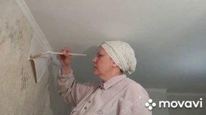 Поклейка обоев, старая шпаклёвка разбухла от клея