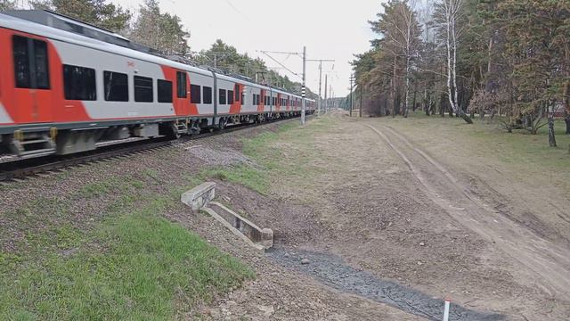 Электропоезд российских железных дорог ЭС1П-043 "Ласточка" на перегоне Степянка-Озерище близ МКАДа. смотреть онлайн