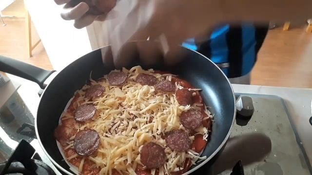 Сделал сюрприз МАМЕ! САМ приготовил ужин! Готовим САМУЮ БЫСТРУЮ ПИЦЦУ!!! смотреть онлайн