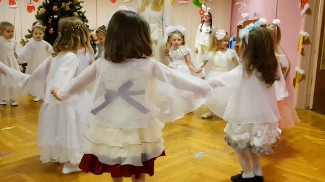 Новогодний Утренник 2019 Девочки танцуют прекрасный танец на новогоднем утреннике в детском саду. смотреть онлайн