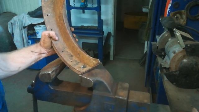 Как переклепать накладки на тормозные колодки ГАЗ 53 смотреть онлайн
