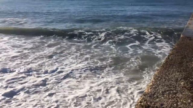 Морская пена накрывает берег Сочи смотреть онлайн
