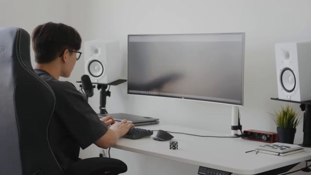 Minimal NYC Apartment & Desk Setup Tour (feat. Elliot Choy) смотреть онлайн
