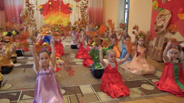 Общий танец "Осенний вальс с веточками" в детском саду смотреть онлайн