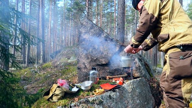 Поход в лес,готовка на печке щепочнице весной,ПВД с армейским котелком. смотреть онлайн