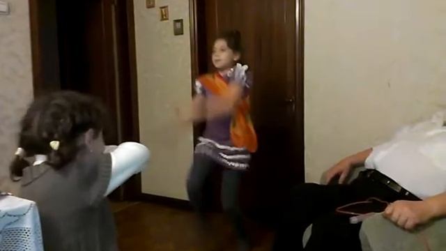 Смешные танцы в день рождения. Бесцеремонное поедание тортика смотреть онлайн