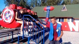 Дети катаются на атракционе «Бумеранг» в Нижнем Новгороде