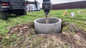 Копка колодца . Бурение колодца машиной в Московской Области.