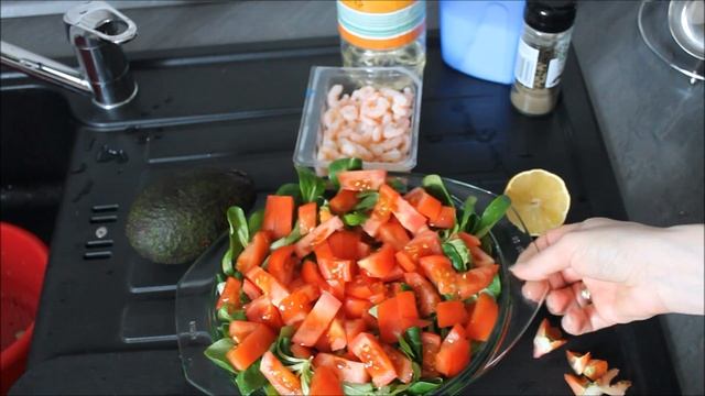 Салат с авокадо и креветками. Свежий и очень вкусный! смотреть онлайн