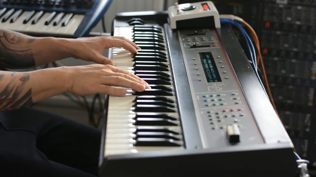 Ensoniq SQ80 - a poly pressure thing смотреть онлайн