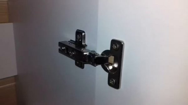 установка тумбы с раковиной Runo уют 55см в ванной.