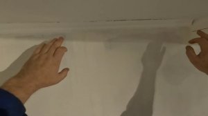 Как и на что приклеить потолочный плинтус.