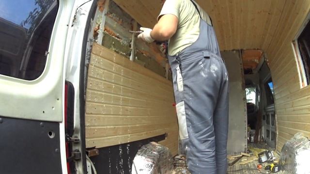 День 18. Обшили потолок автодома и сделали каркас заднего ящика - кровати. смотреть онлайн