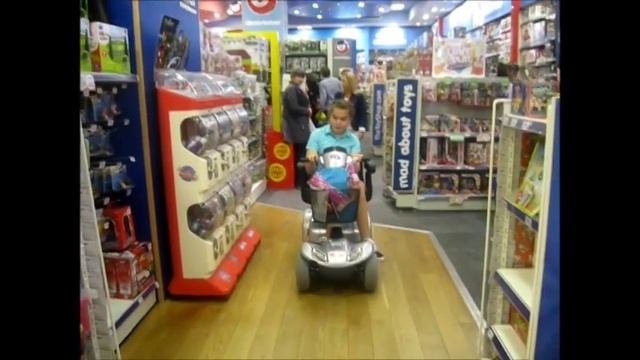 Ксюша тестирует электроскутер для инвалидов в ТЦ "Westfield" смотреть онлайн