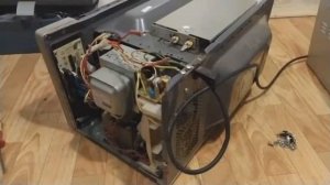 разбираем микроволновку , что в ней есть ценного .