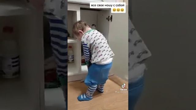 Все свое ношу с собой ??? #юмор #дети #колготки #мясорубка #шкаф смотреть онлайн