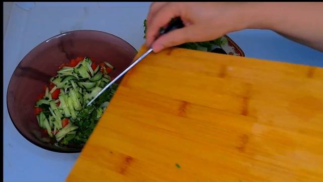 Салат жапырағынан жасалатын салат.Салат из листьев салата.Оңай әрі жылдам салат.ПП-салаты. смотреть онлайн