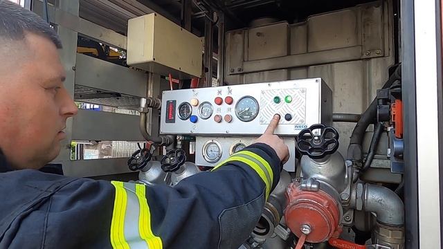 TLF IVECO Забирання води з пожежного гідранту та подача її в рукавну лінію смотреть онлайн