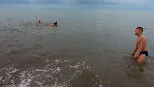 Санек на пляже! Замеряем воду с подписчиками! Ростову спасибо! 26.06.2022?ЛАЗАРЕВСКОЕ СЕГОДНЯ?СОЧ смотреть онлайн