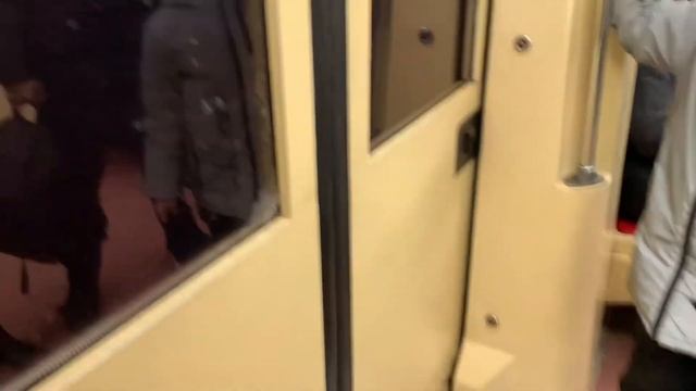 Метро Москвы. Поездка от Курской до Парка Победы смотреть онлайн