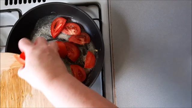 ОМЛЕТ С ПОМИДОРАМИ и ОМЛЕТ С СЫРОМ ЗЕЛЕНЬЮ ВКУСНЫЙ ЗАВТРАК Омлет На Сковороде Готовим Вкусно смотреть онлайн