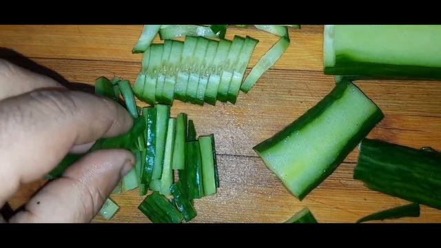 салат из огурца с копченой курицей