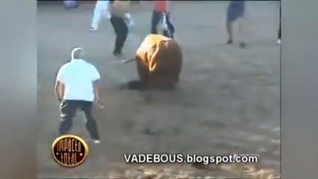 Бык жестоко топчет мужика!