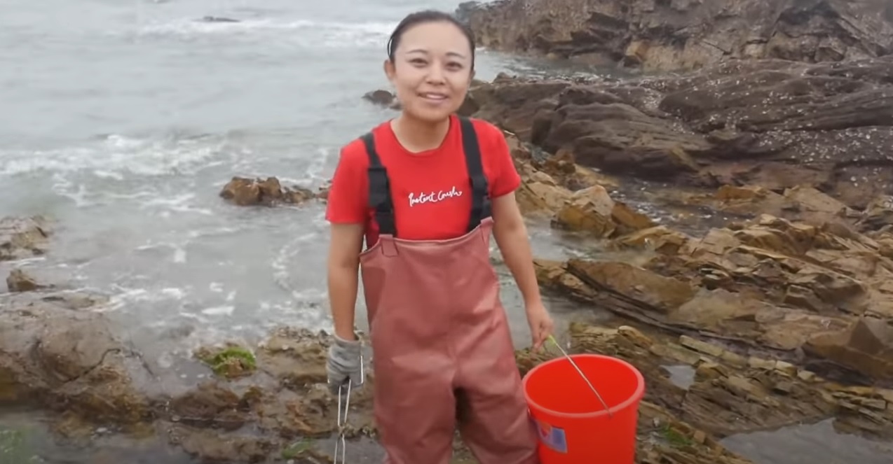 Сяо Чжан ловит подряд две большие рыбы. Это действительно весело. смотреть онлайн