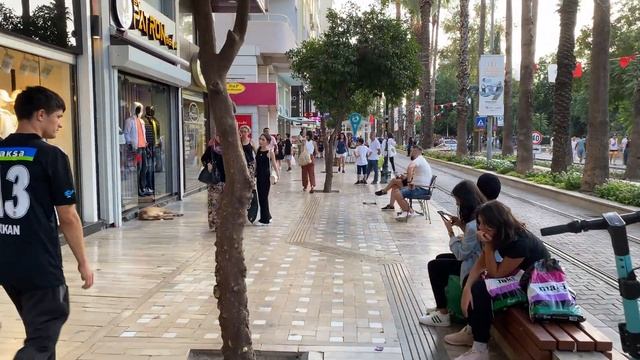 ?? Antalya - Atatürk Street, Hamitbey Plajı. Walking Tour. City Center. Turkey 4K 60FPS смотреть онлайн