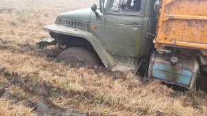 УРАЛ застрял в грязи, сaдился на мостах. Пришлось вытащить с Трактор Беларусь