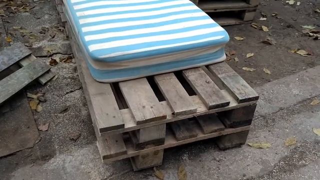 Диван ИЗ ПОДДОНОВ своими руками сделает даже ДЕВУШКА! смотреть онлайн