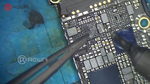 iPhone XR Water Damage (iTunes Error 14) | iPhone Repair Tips смотреть онлайн