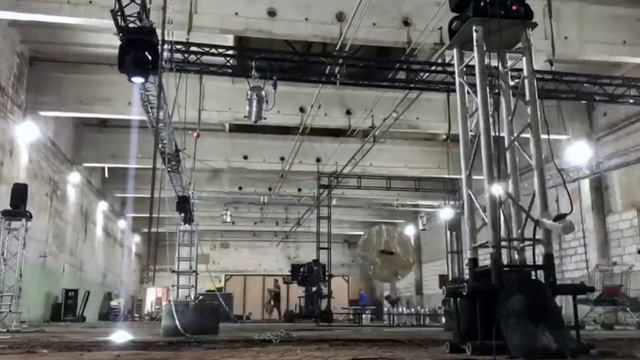 Подготовка для съемки клипа (свет Beam R7 ферма алюминиевая квадратная) смотреть онлайн