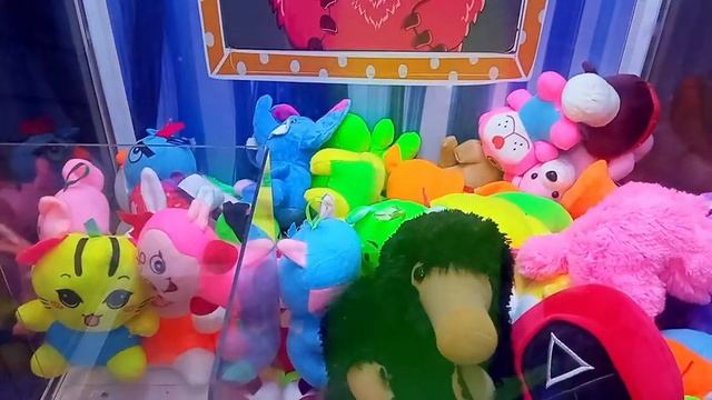 Хватайка на позитиве / Играем в автомат с игрушками смотреть онлайн