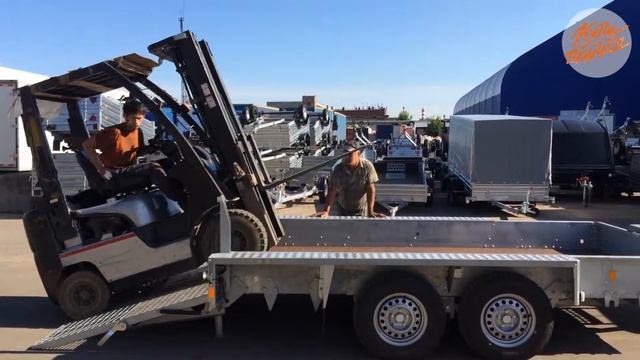 Заезд погрузчика в прицеп МЗСА 842123.301 смотреть онлайн