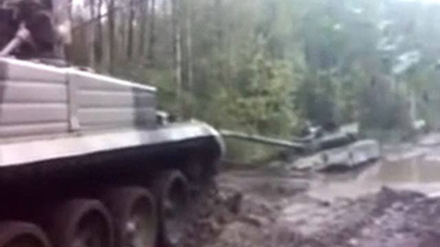 Танки грязи не боятся. БРЭМ тащит застрявший танк. смотреть онлайн
