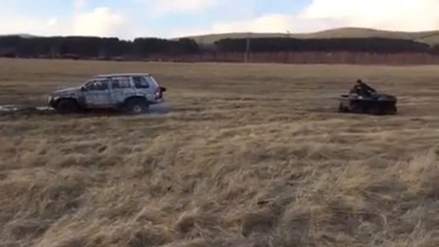 Вездеход Argo.... Соревнования с внедорожником.... Внедорожник застрял........... смотреть онлайн
