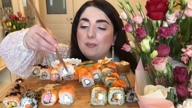 МУКБАНГ РОЛЛЫ ?/ 50 СУШИ РОЛЛОВ СЪЕМ? ИТИНГ РОЛЛЫ СУШИ/ MUKBANG SUSHI ROLLS смотреть онлайн