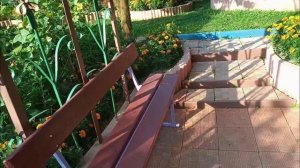 Оригинальные клумбы со встроенной аркой для вьющихся роз и винограда