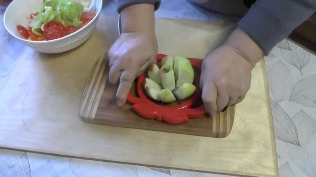 Салат на зиму из помидор, сладкого перца, яблок и не только. А вкусно то как!!! смотреть онлайн