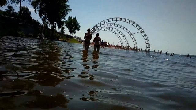 16⁄07⁄2017 Набережная, пляж, жара прибыла вода, много людей смотреть онлайн