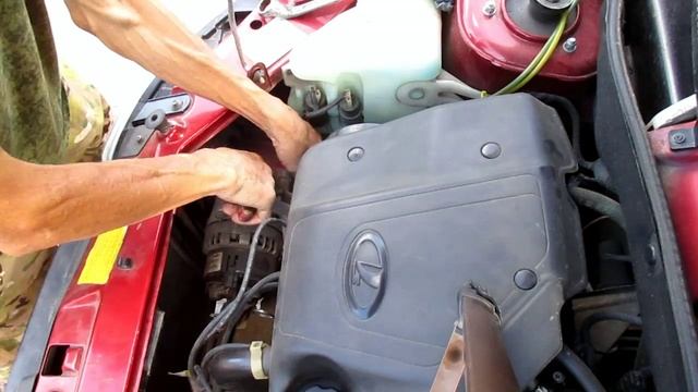 Грызет ремень генератора на Калине. Замените дистанционную шайбу. смотреть онлайн