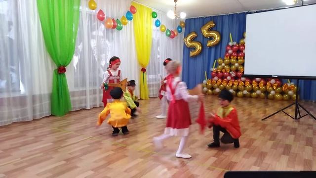 Старшая группа. Танец с балалайками смотреть онлайн