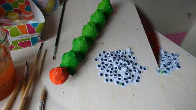 Гусеница из яичных лотков смотреть онлайн