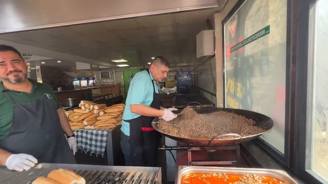ANKARA'NIN MEŞHUR KAVURMACISI!!! METRELERCE KUYRUĞUN BİR SEBEBİ OLMALI смотреть онлайн