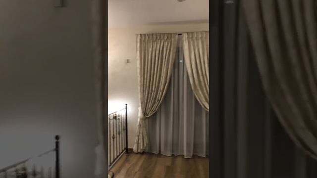 Нестандартное окно. Шторы на лестнице 2 смотреть онлайн