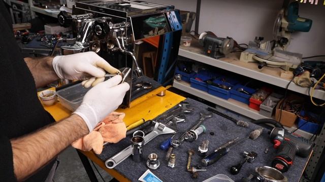 Espresso machine - Service and rebuild an E61 coffee group смотреть онлайн